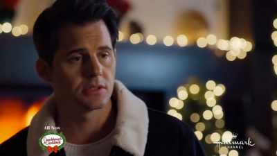 - Ben pare...
- Minunat ? Da, e minunat. - A Dickens of a Holiday!