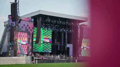 [BEN] Ther'es certainly no
better place than Glasgow to be
getting back at it. - Biffy Clyro: Cultural Sons of Scotland