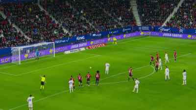 Benzema, up against Herrera. - Real Madrid: Until the End