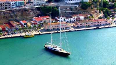 - Besties for the resties.
- Yes. - Below Deck Sailing Yacht