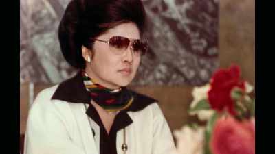 [Beth] She had loved Marcos, - The Kingmaker