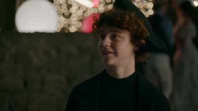 Betty, aren't you gonna
introduce us to your friend? - The Groomsmen: Last Dance