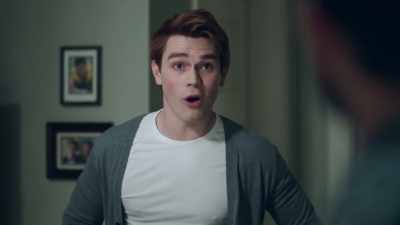 Betty's getting threats.
Jughead is being thrown
into a snake pit, - Riverdale