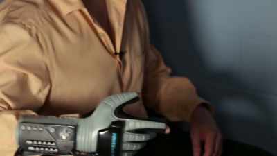Between the virtual world
and the real world. - The Power of Glove