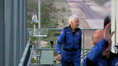 Bezos flyver med
tre passagerer: Mark Bezos- - Space Titans: Musk, Bezos, Branson