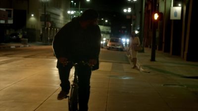 -(bicycle bell rings)
-(gasps) - Bosch