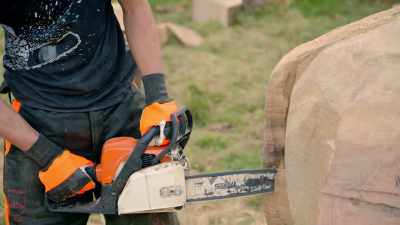 ..Billy's huge figure of a lion
is refusing to be tamed. - Handmade: Britain's Best Woodworker
