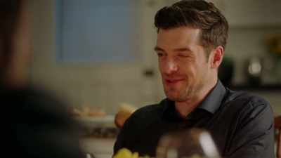- Bine, aşa vom face.
- E foarte distractiv. - Lease on Love