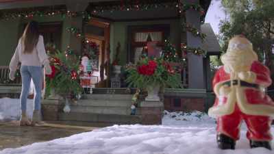 (birds chirping)
(door squeaking) - It’s Beginning to Look a Lot Like Murder