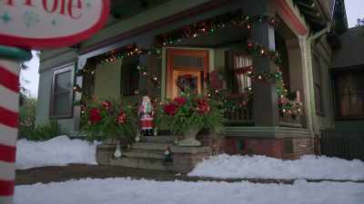 (birds chirping)
(gentle music continues) - It’s Beginning to Look a Lot Like Murder