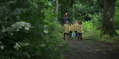 [Birds chirping] - The Midwich Cuckoos