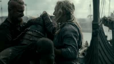 Bjorn, get her on the boat! - Vikings
