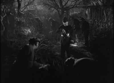 - Blimey, nothing here either. - Lured