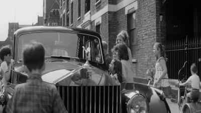 Blimey, who's inside? Is it the Queen? - Expresso Bongo