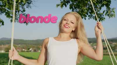 Blonde, brunette, happy, - Ziwe