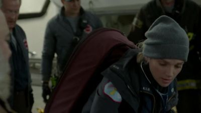 Blood pressure's low.
Let's get her to Med. - Chicago Fire