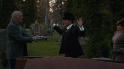 -Bloody hell.
-Everyone stand back! - Murdoch Mysteries