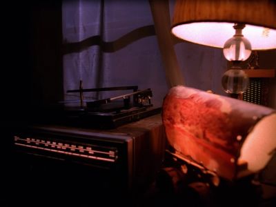 [BLUES MUSIC PLAYING
OVER RADIO] - Twin Peaks