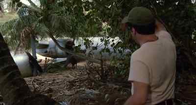 Bobby! Come on. Bring 'em in. - The Last Flight of Noah's Ark