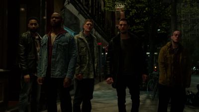 Bobby, José, follow him.
We'll flank him and cut him off. - Marvel's The Punisher