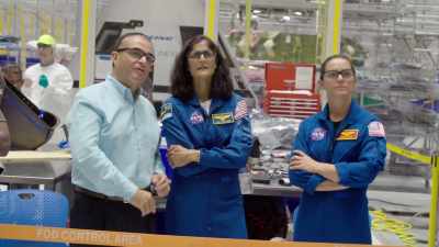 Boeing er blevet hyret
til at udvikle, designe- - Space Titans: Musk, Bezos, Branson