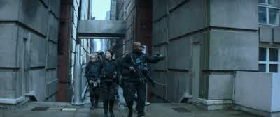 Boggs. This is a good spot. Through there, in the courtyard. Okay, let us clear it. - The Hunger Games: Mockingjay   Part 2