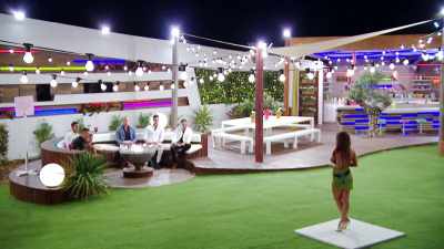 (BOISTEROUS LAUGHTER) - Love Island