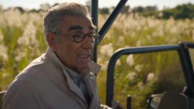 - [Bonga] Oh, my goodness. Look at that.
- Crocodile. Crocodile. - The Reluctant Traveler with Eugene Levy