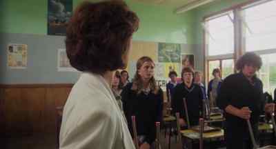 - Bonjour, mes enfants.
- Bonjour. - Smash Palace