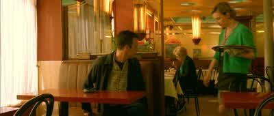 - Bonjour, vous prendrez? - Amélie
