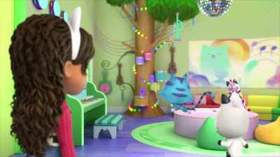 -Boo!
-[screams, hiccups] - Gabby's Dollhouse