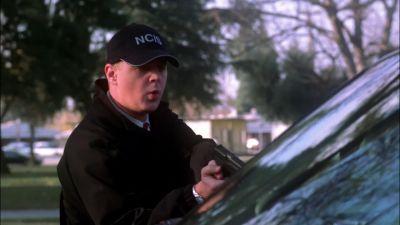 Boss, we got a weapon
in the front seat. - NCIS