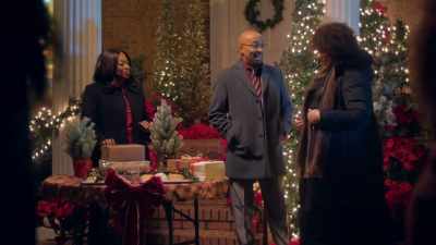 [both laugh]
- Hey. Beverly. - A Jenkins Family Christmas