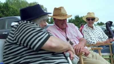 (BOTH LAUGH) - Miriam Margolyes: Australia Unmasked