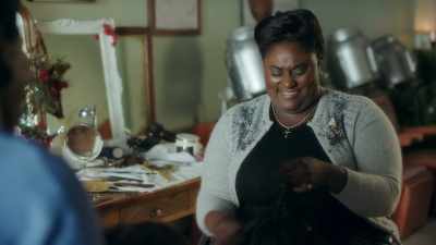 [both laughing] - Robin Roberts Presents: Mahalia
