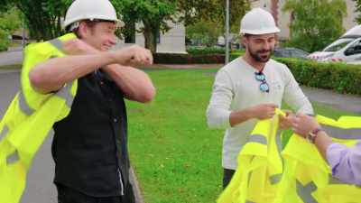 [both laughing] - Down to Earth with Zac Efron