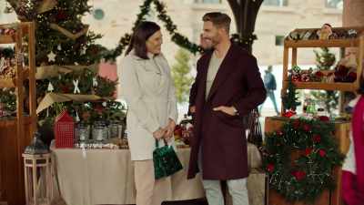 (both): Ooh!
(laughter) - Mom's Christmas Boyfriend