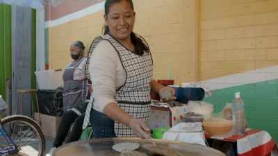 [both speaking Spanish] - Eva Longoria: Searching for Mexico