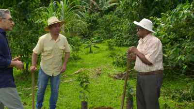 [both speaking Spanish] - The Reluctant Traveler with Eugene Levy