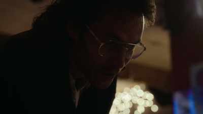 -[bottles clink]
-David Koresh. Pleasure. - Waco