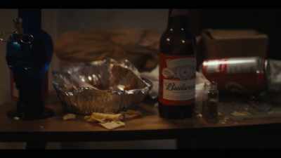 (bottles rattling) - Jett