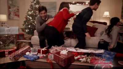(bouncy holiday music) - Christmas at Graceland: Home for the Holidays