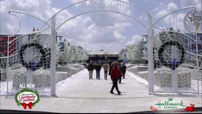 (bouncy holiday music) - Christmas at Graceland: Home for the Holidays