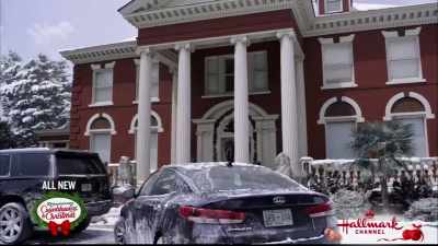 (bouncy instrumental music) - Christmas at Graceland: Home for the Holidays