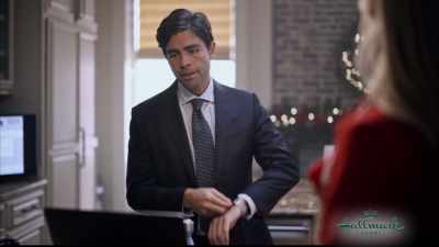 (bouncy music) - Christmas at Graceland: Home for the Holidays