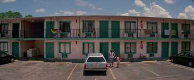 - [boy] Ratchet!
- [all shouting] - The Florida Project