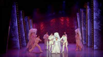 Boys, it's gonna pop out!
It's coming! - Funny Girl
