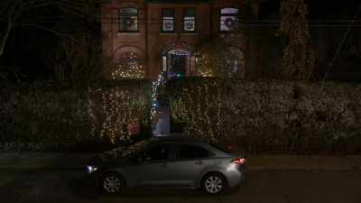 (brakes squeaking) - Inn Love by Christmas