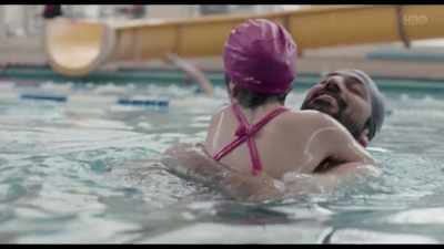 Bravo! Look how far you swam!
Three meters. - Zagros