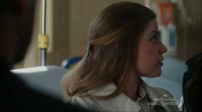 Bree heeft dit in haar handtas gevonden. - Aurora Teagarden Mysteries: A Game of Cat and Mouse